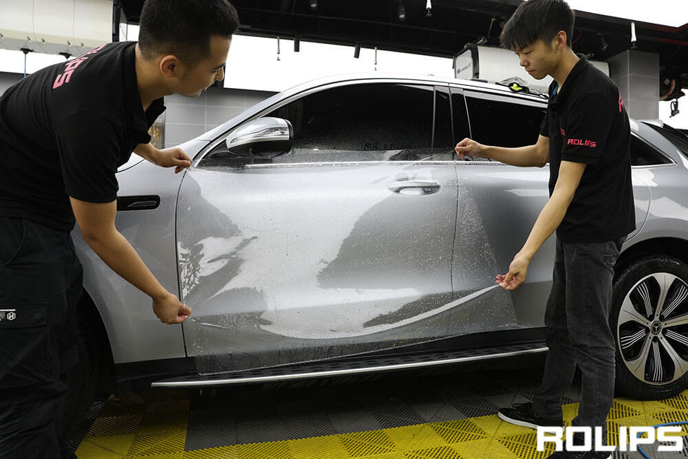 整車貼隱形車衣會(huì)傷害車漆嗎？
